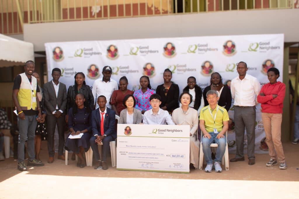 Students, staff and partners at a Good Neighbors Kenya scholarship handover